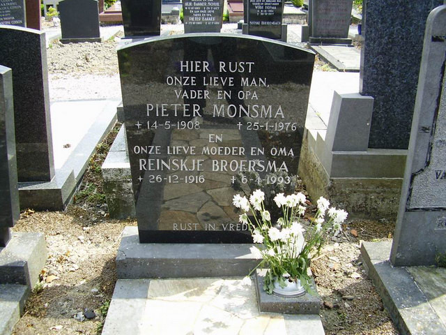 Grafsteen Pieter Monsma en Reinskje Broersma